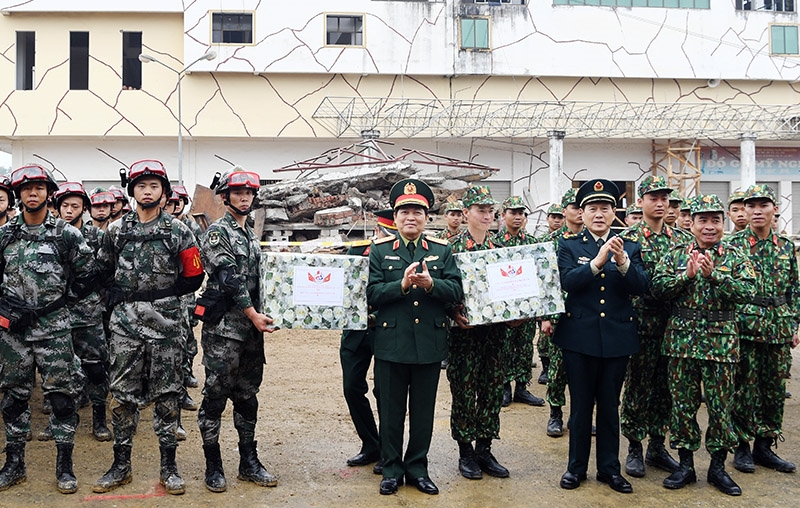 Bộ trưởng Quốc phòng hai nước tặng quà lực lượng tham gia diễn tập.